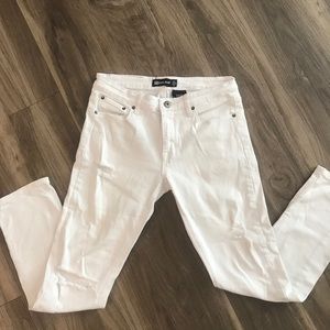 DISTRESSED SKINNY JEANS 🖤